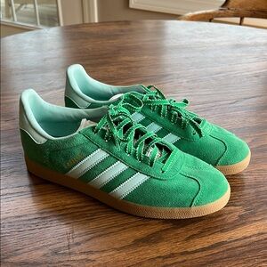 Adidas Gazelle Women’s sneakers

Green with semi flash aqua stripes